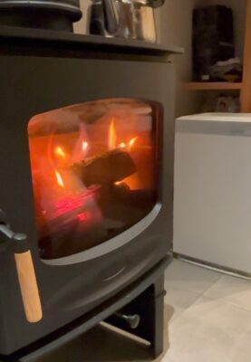 薪ストーブをつける様子です