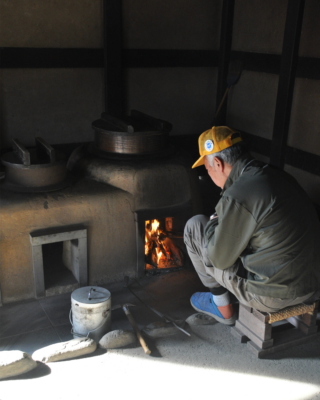 古民家園　茅葺き屋根を守るかまどの煙と、それをつなぐボランティアの方々の想い