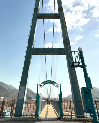 2月末、宮ヶ瀬湖・水の郷大吊り橋。力の「分散」と木の香りが教えてくれること