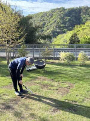 芝生を青々と保つ、3つの基本作業　サッチング・エアレーション・目土入れ