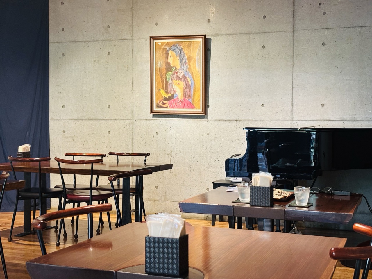 藤野のレストランshuの店内。絵画とグランドピアノが置かれている。