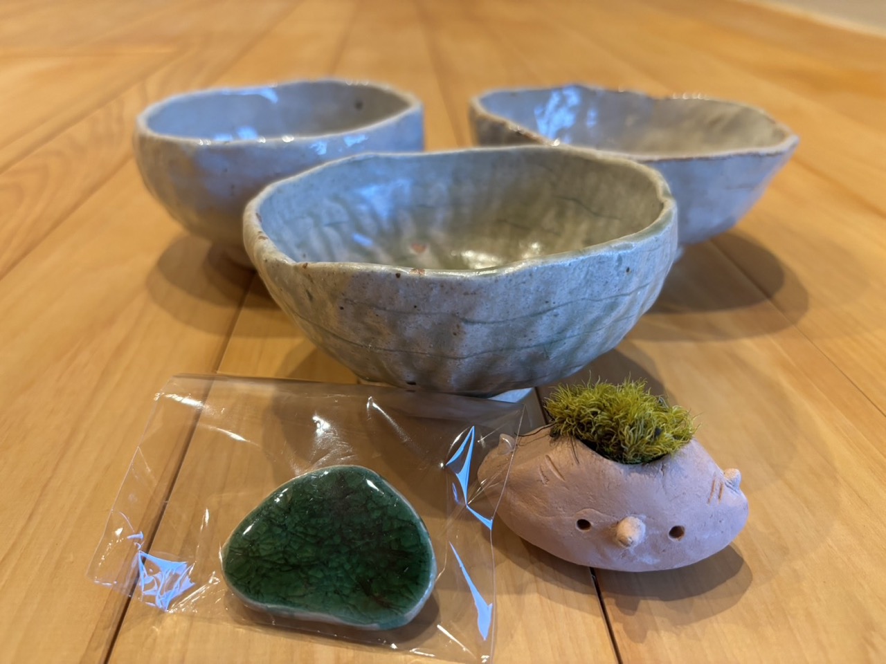 手作りした器と小さな鉢植えとブローチ