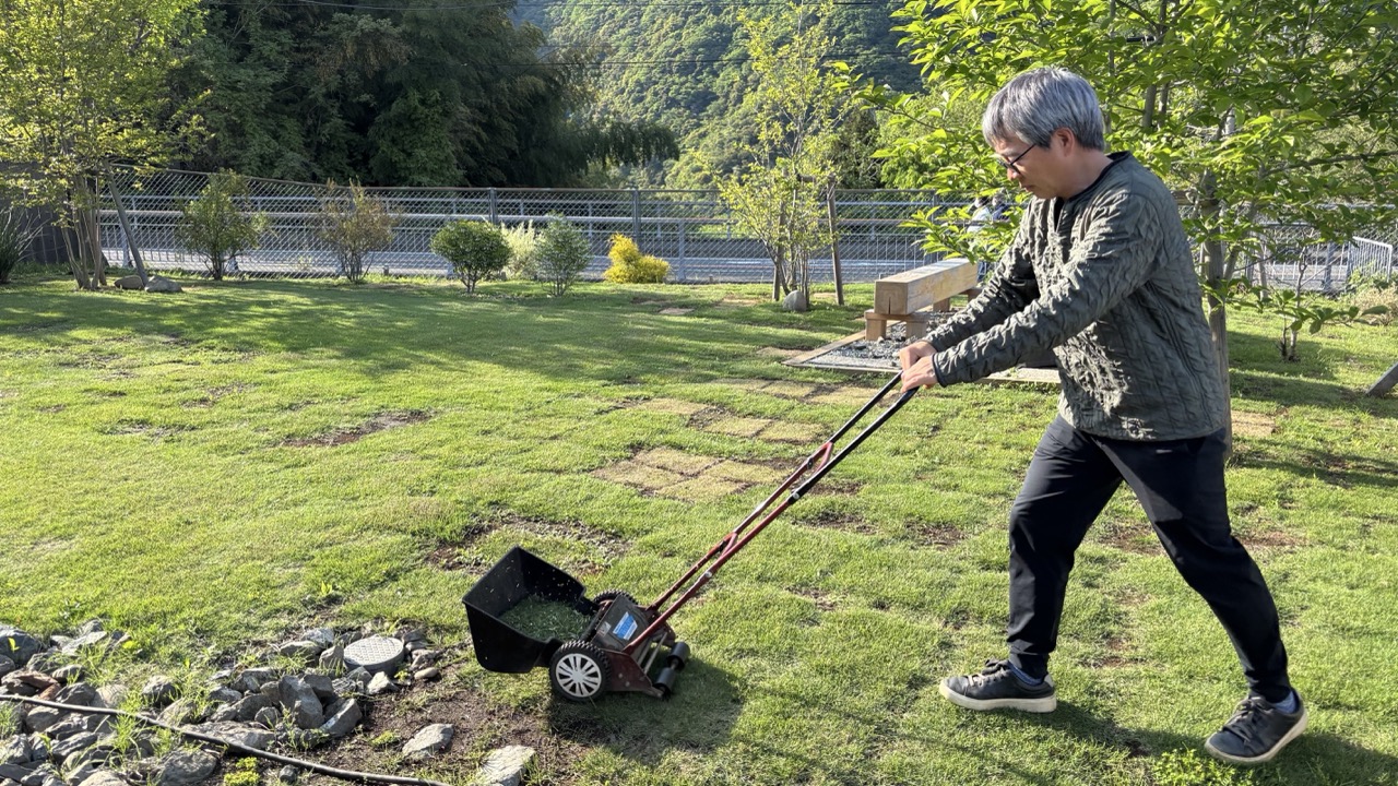 手押し草刈機で草刈りをする様子