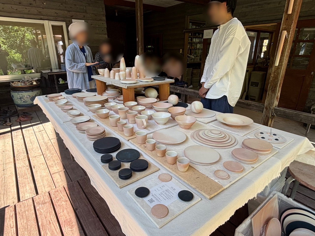 陶釉舎に並ぶ作品