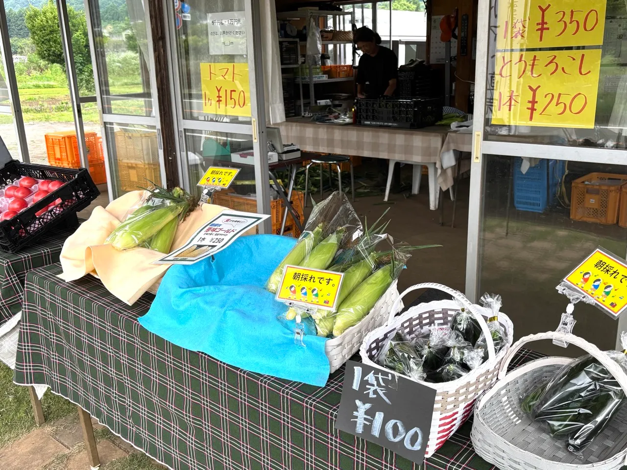 青野原の農産物直売所。とうもろこしが並ぶ店先。