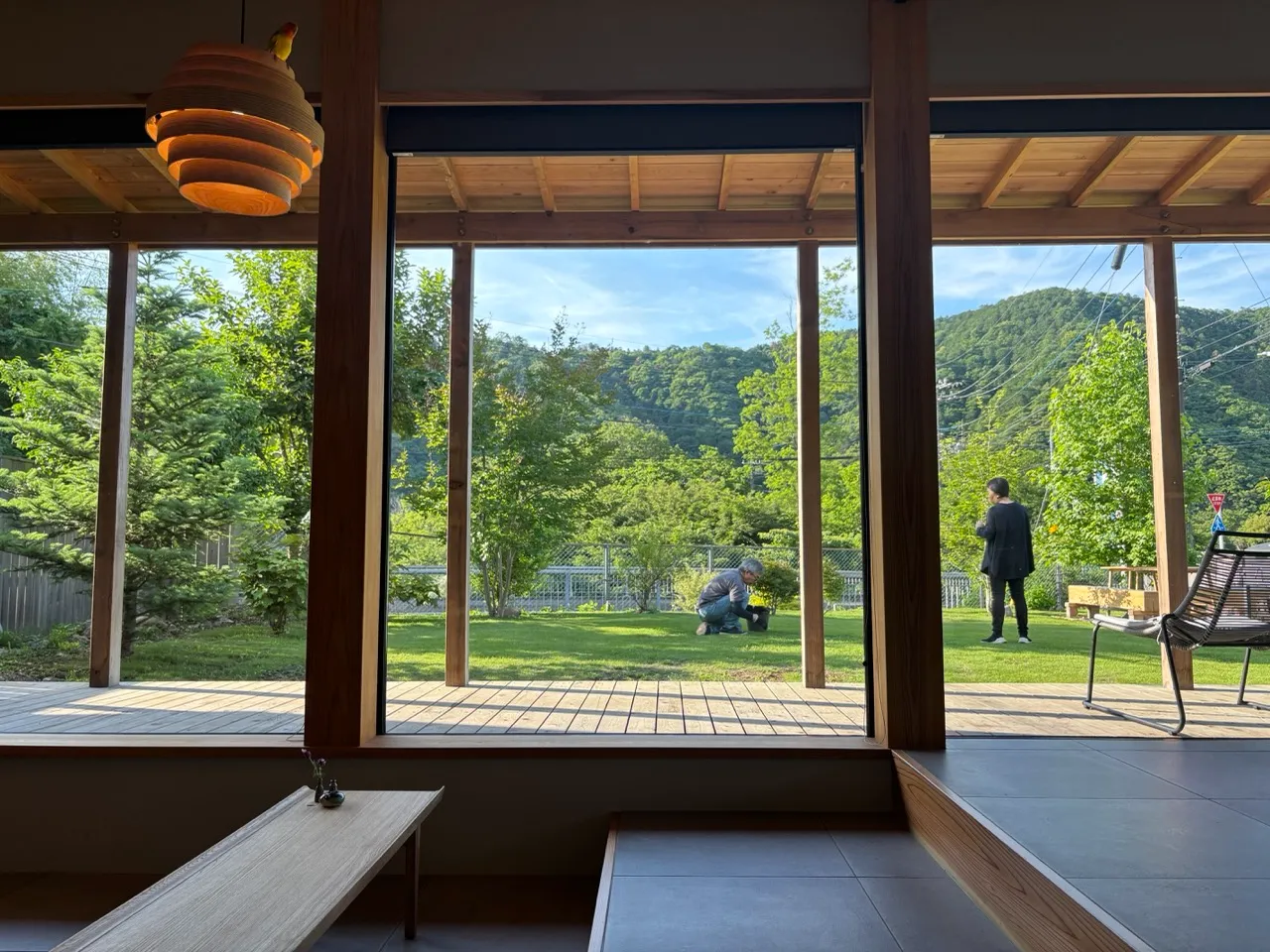 MOKKEJAの建物中から見える庭
