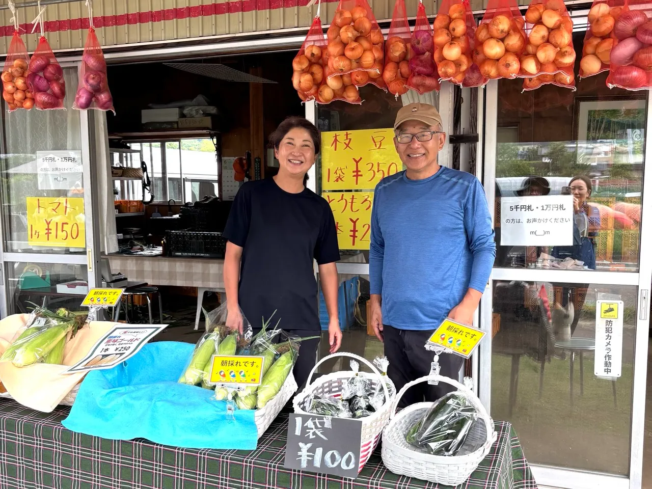 青野原の農産物直売所の店先。店員さん二人と。