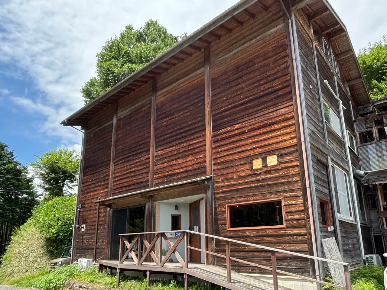 モッケヤ近くのカフェ、コーヒーアンドベーカリー　コナモントバイセントのお店外観。木造の二階建て。