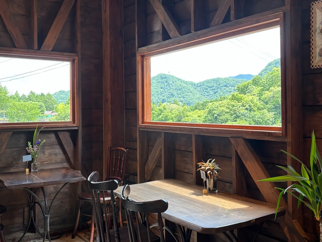 モッケヤ近くのカフェ、コーヒーアンドベーカリー　コナモントバイセントの店内。窓から山々の景色が見える。