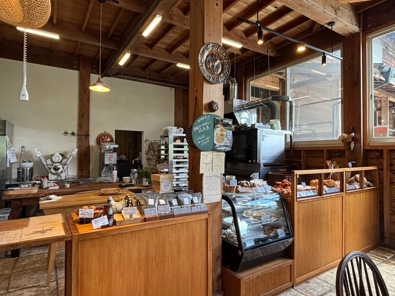 モッケヤ近くのカフェ、コーヒーアンドベーカリー　コナモントバイセントの店内、レジカウンター。ショーケースにパンやケーキが並ぶ。