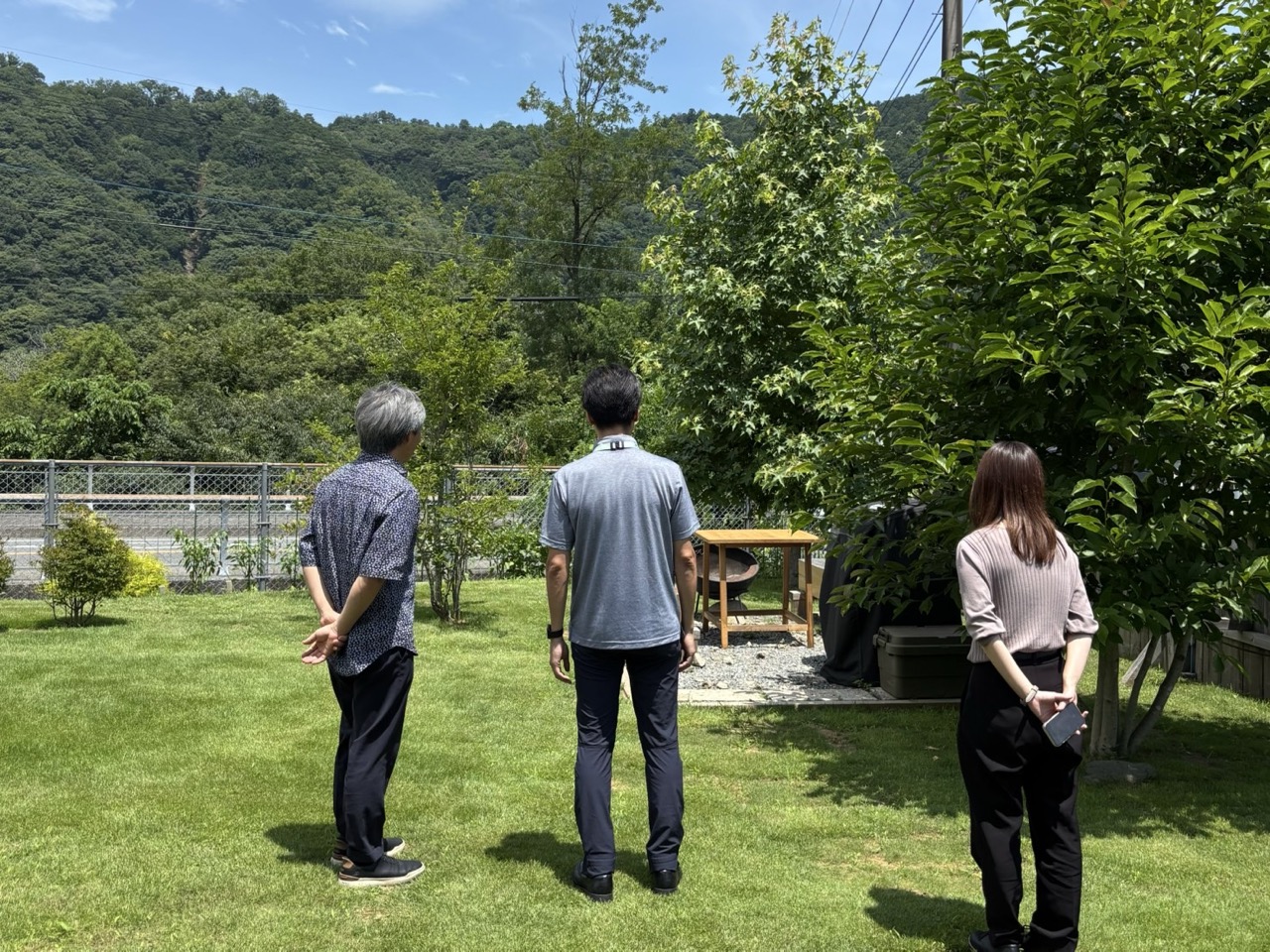 モッケヤの庭を視察する地域振興課の皆さん