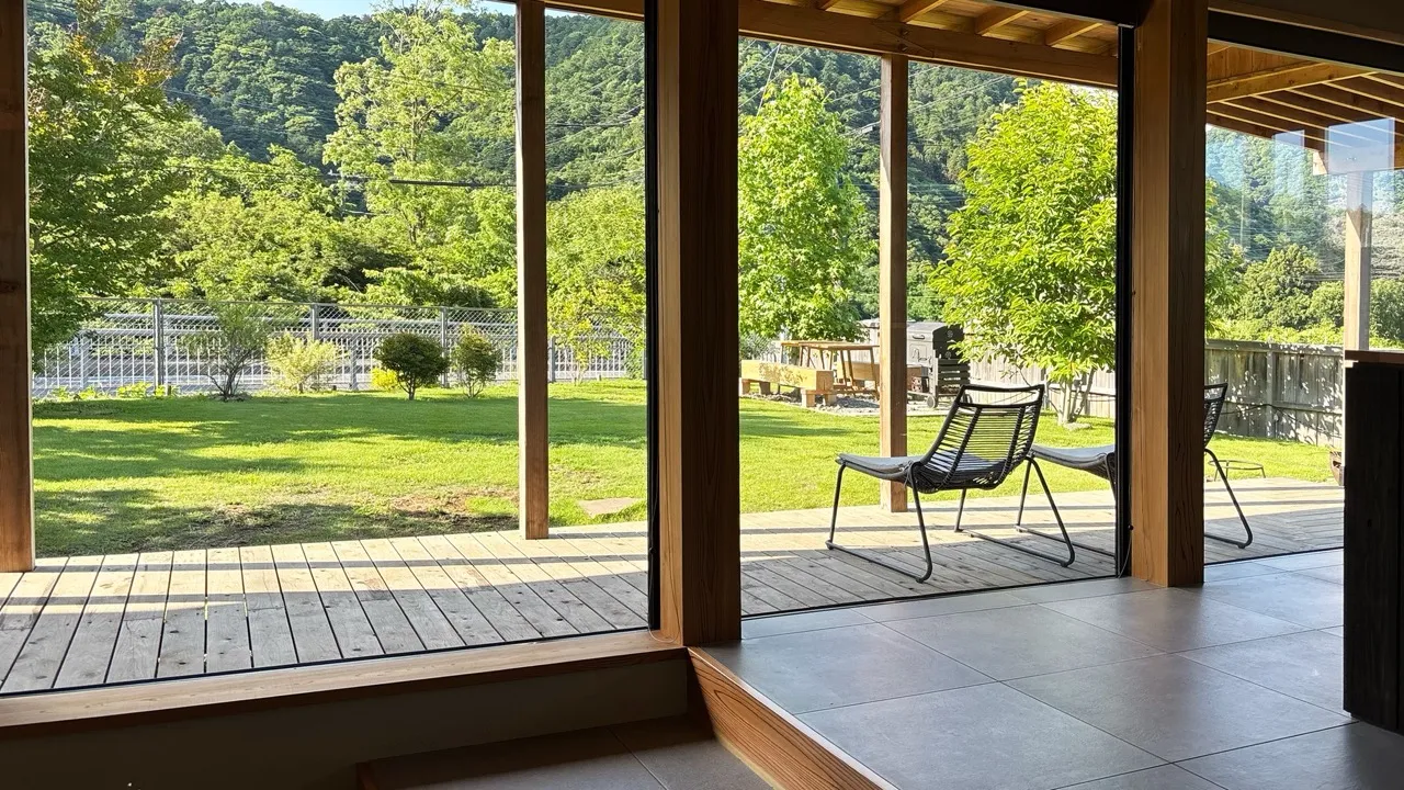 モッケヤ、部屋の中から外を眺める景色