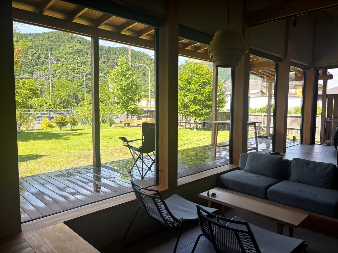 モッケヤのリビングから見える庭と山の景色