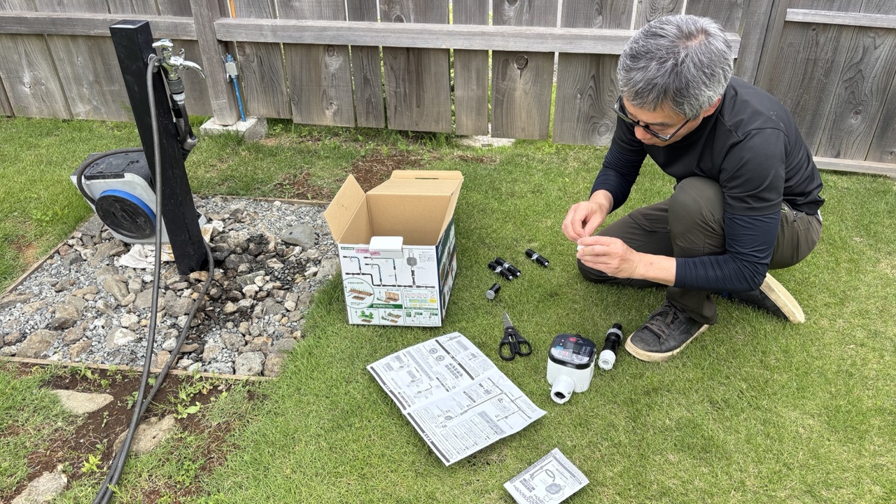 タイマー式水やり機を設置する様子