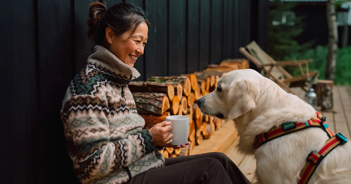 犬とくつろぐ女性